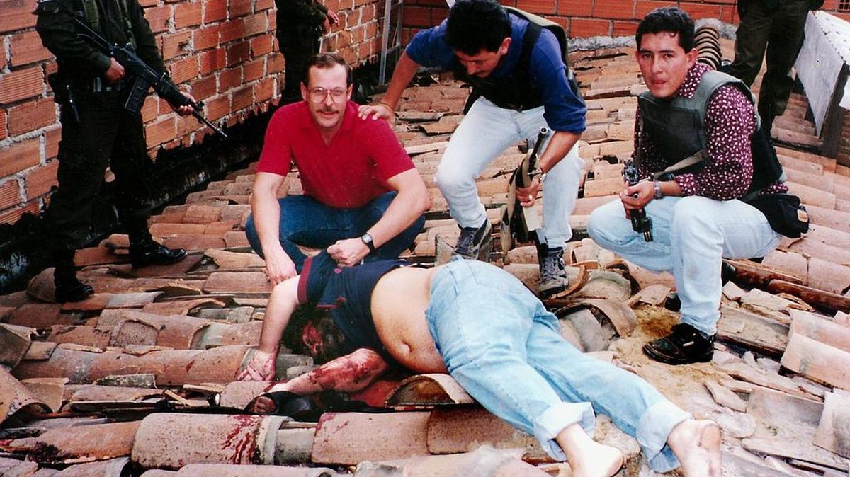 El cuerpo sin vida de Pablo Escobar luego de ser abatido por la policía colombiana, en Medellín, el 2 diciembre de 1993.