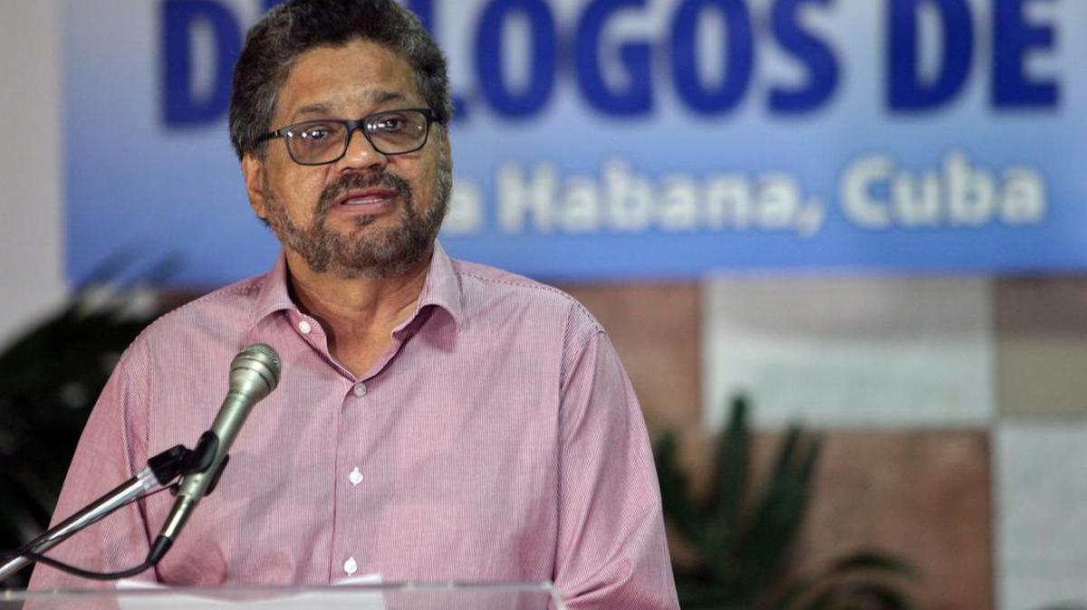 
El segundo jefe de las Fuerzas Revolucionarias Armadas de Colombia (FARC) Luciano Marín, alias "Iván Márquez”, lee un comunicado hoy, jueves 17 de septiembre del 2015, antes de reunirse con representantes del Gobierno colombiano como parte de los ciclos de conversaciones de paz, en el Palacio de Convenciones en La Habana (Cuba). 
