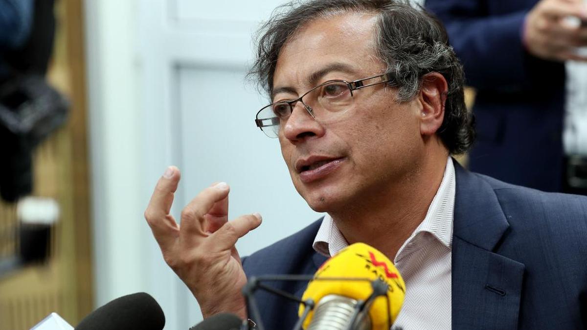BOG300. BOGOTÁ (COLOMBIA), 04/12/2018.- El senador y excandidato presidencial de Colombia Gustavo Petro habla en la emisora radial La W, martes 4 de diciembre de 2018, en Bogotá (Colombia). EFE/ Mauricio Dueñas Castañeda