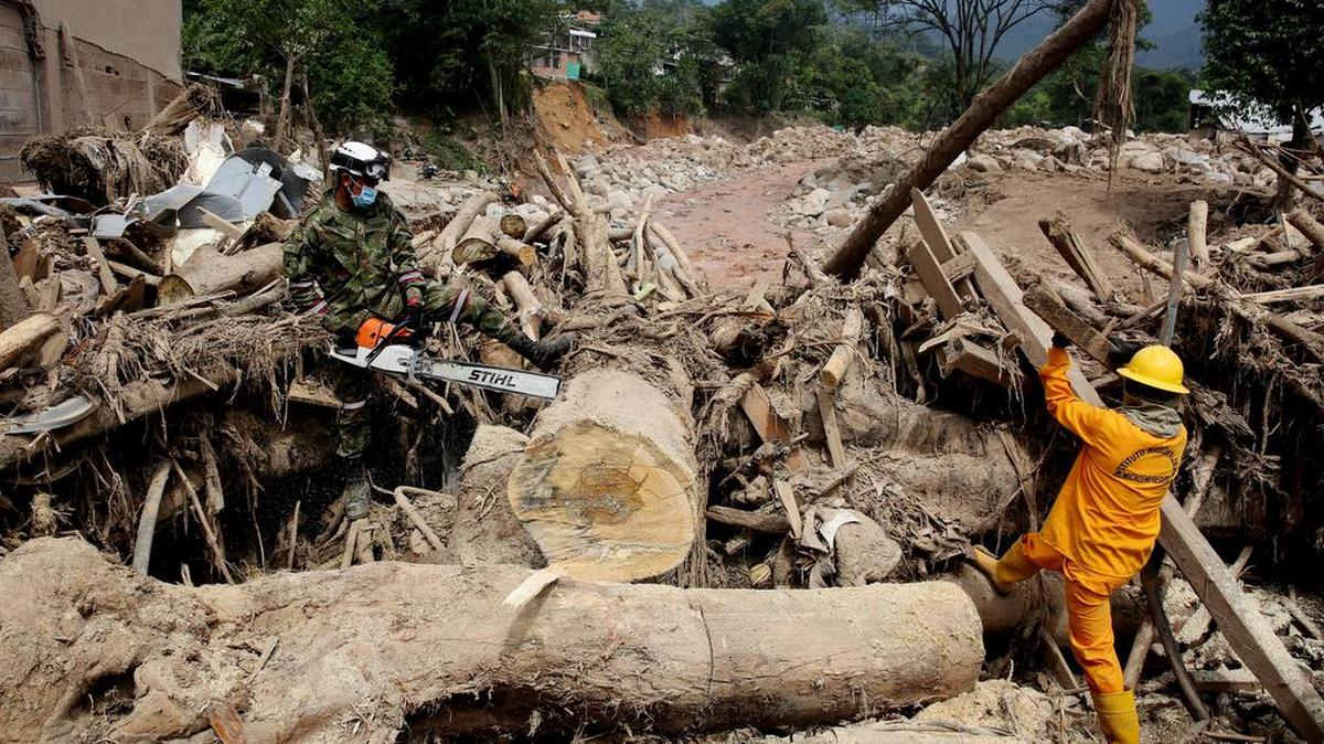 Miembros del Ejército de Colombia y voluntarios ayudan a realizar labores de limpieza de escombros y recuperación de cuerpos, el miércoles 5 de abril de 2017, luego de una avalancha que el pasado 1 de abril afectó 17 barrios dejando más de 250 muertos, en Mocoa (Colombia).