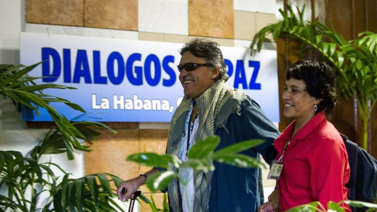 Los ex guerrilleros Jesús Santrich y Maritza García durante los diálogos de paz con el gobierno en La Habana, el 13 de octubre del 2012.