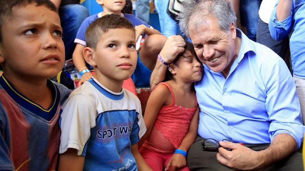 El secretario general de la Organización de Estados Americanos (OEA), Luis Almagro, abraza niños de un albergue en la frontera entre Colombia y Venezuela, el sábado 5 de Septiembre de 2015, del sector de La Parada, cerca a Cúcuta (Colombia).