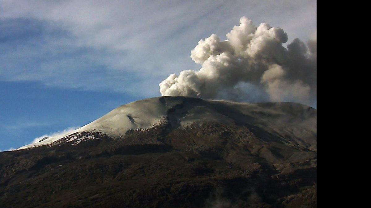 
Fumarola del volcán Nevado del Ruiz en el 2012, ubicado en la frontera de los departamentos colombianos de Caldas y Tolima.
