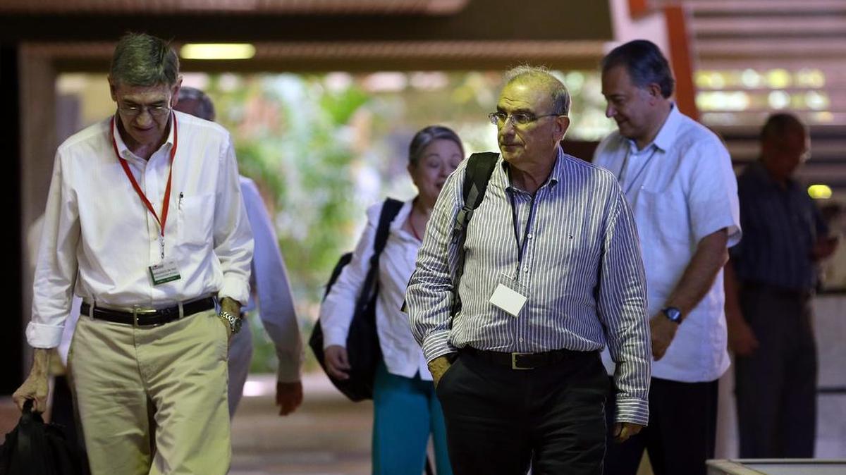 
 El ex vicepresidente de Colombia Humberto de la Calle (d), jefe del equipo negociador del Gobierno colombiano, y el empresario Gonzalo Restrepo (i) arriban el jueves 20 de agosto, al Palacio de Convenciones de La Habana (Cuba), para una nueva jornada de diálogos de paz con las Fuerzas Armadas Revolucionarias de Colombia (FARC). 
