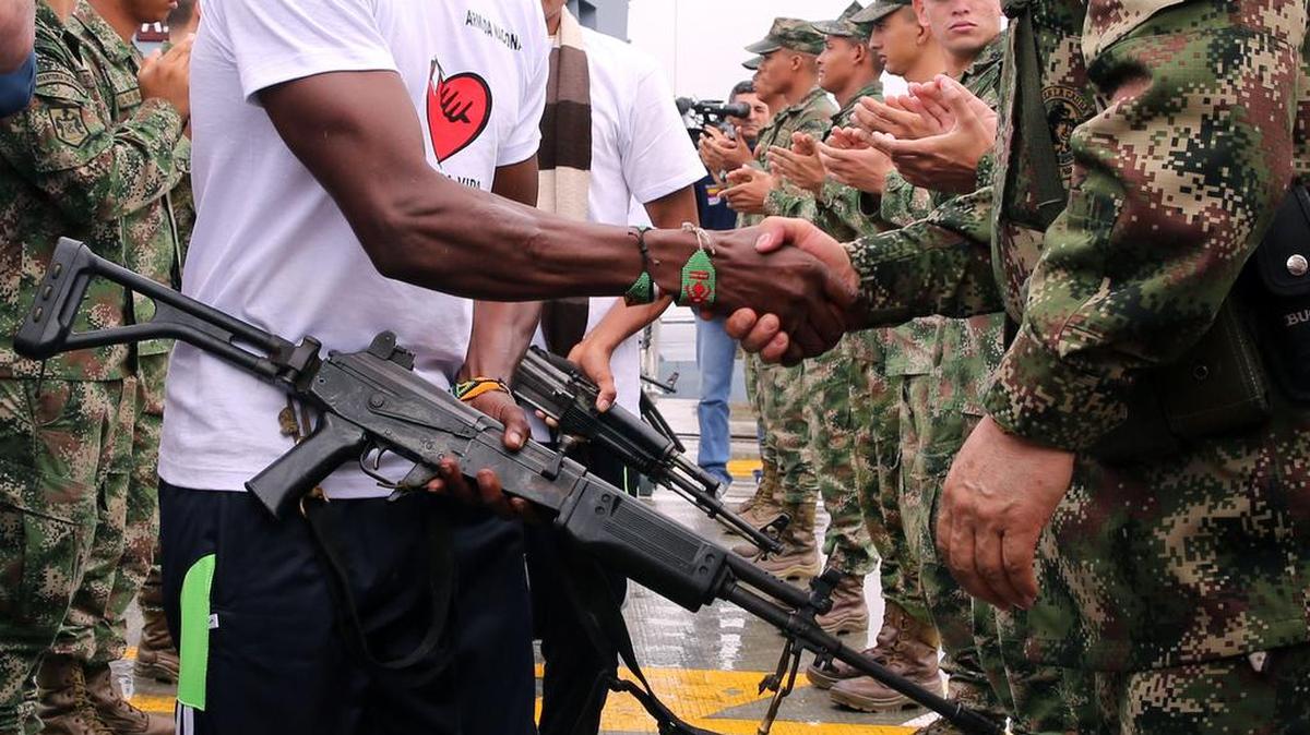 Guerrilleros del Ejército de Liberación Nacional (ELN) durante su entrega de armas al comandante general de las Fuerzas Militares de Colombia, Juan Pablo Rodríguez Barragán, el martes 18 de Octubre de 2016, en Buenaventura (Colombia).