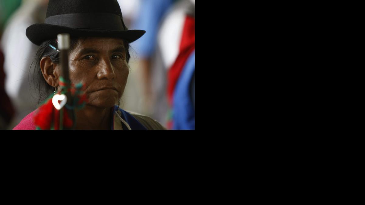 
Una mujer asiste al juicio que miembros de la guardia indígena contra integrantes de las FARC el domingo 09 de noviembre de 2014, acusados de asesinar el pasado miércoles a dos guardias indígenas, en Toribio, departamento del Cauca (Colombia). La guerrilla de las FARC reconoció el asesinato de Manuel Tumiña (42) y Daniel Coicué (63), cuando perseguían a guerrilleros de las FARC que habían intentado atentar contra el líder comunitario Edgar Tumiñá y también habían tratado de retirar una valla con propaganda alusiva al que fuera el número uno de las FARC, Guillermo León Sáenz, alias "Alfonso Cano", muerto el 4 de noviembre de 2011 en una operación militar en Suárez (Cauca). 
