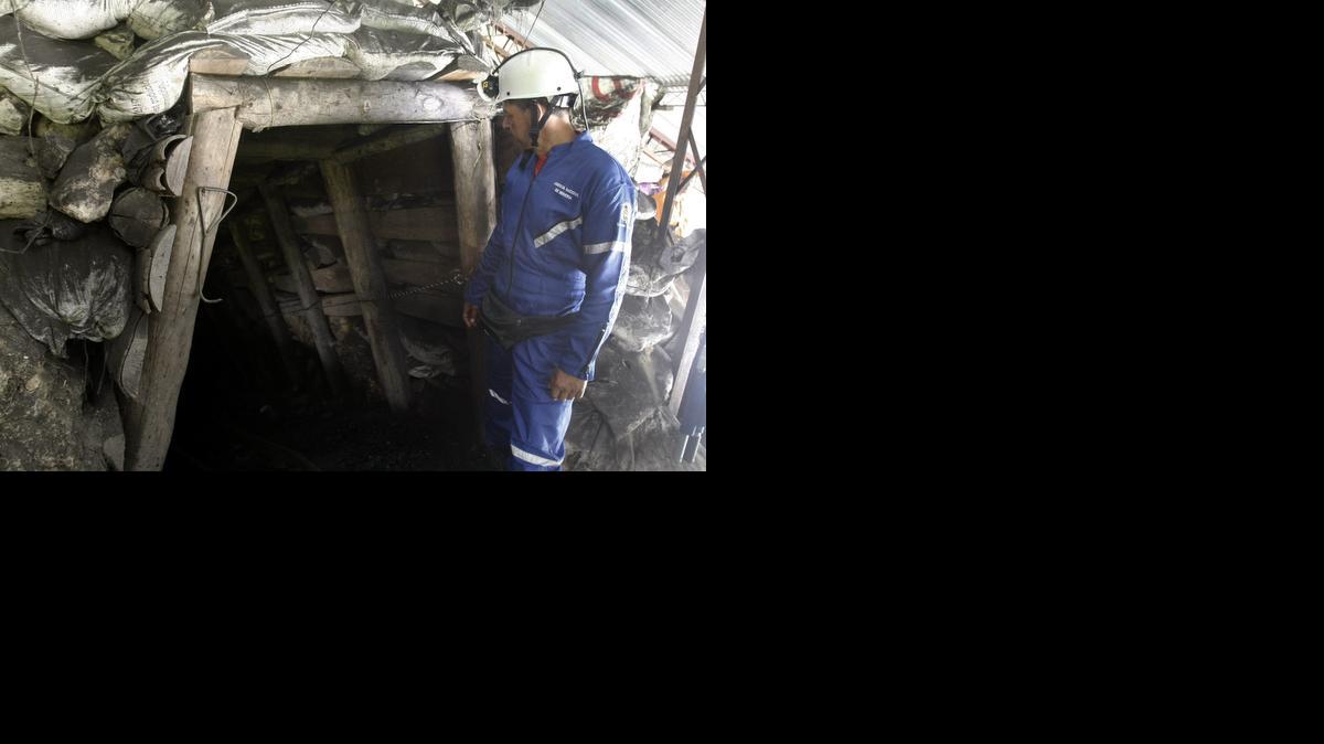 Foto de archivo. Organismos de socorro y miembros de la Policía durante labores de rescate el viernes 31 de octubre de 2014 a las afueras del socavón de una mina de carbón del municipio colombiano de Amagá, en el departamento de Antioquia (noroeste).