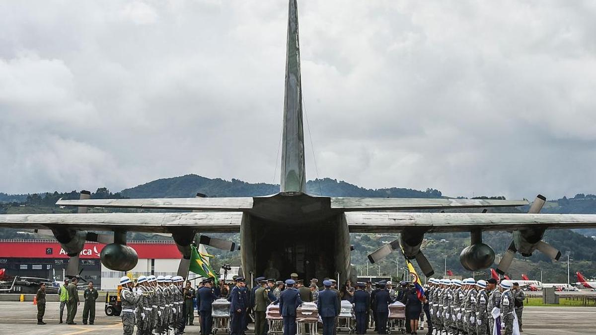 Antes de subir las urnas al avión, miembros de la Fuerza Armada Colombiana, rinden homenaje a los integrantes del equipo brasilero Chapecoense que murieron cuando se estrelló el avión donde viajaban.