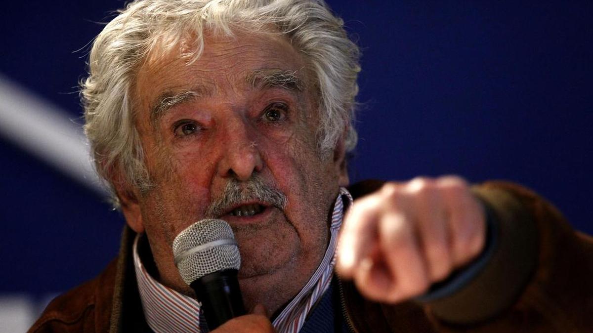 El expresidente y senador uruguayo José Mujica habla en un acto en apoyo a la presidenta destituida de Brasil, Dilma Rousseff, el miércoles 31 de agosto de 2016, en Montevideo (Uruguay).