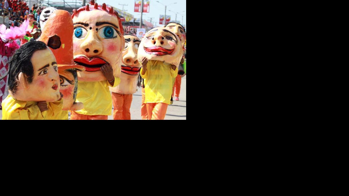 
Integrantes de comparsas desfilan durante la "Gran Parada de Tradición" del carnaval en Barranquilla hoy, domingo 15 de febrero de 2015 en Barranquilla (Colombia). 
