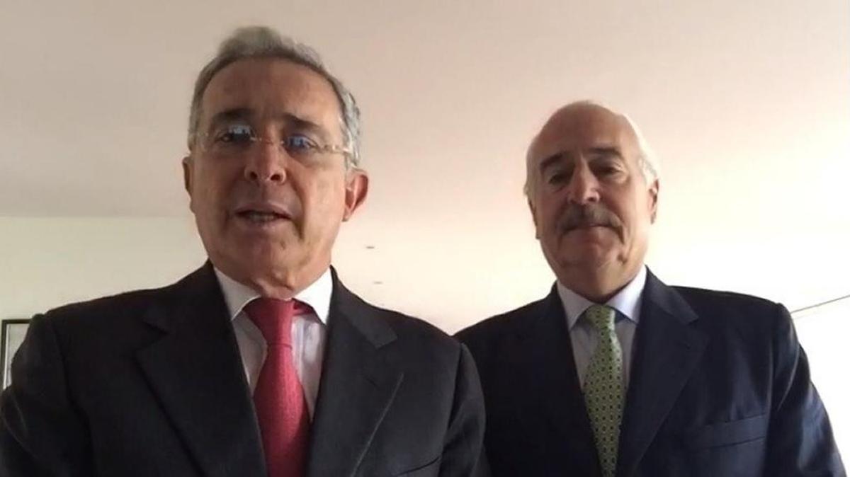 Los ex presidentes Álvaro Uribe Vélez y Andrés Pastrana (der.) anunciaron este viernes su estrategia para ganar las elecciones presidenciales del 2018.