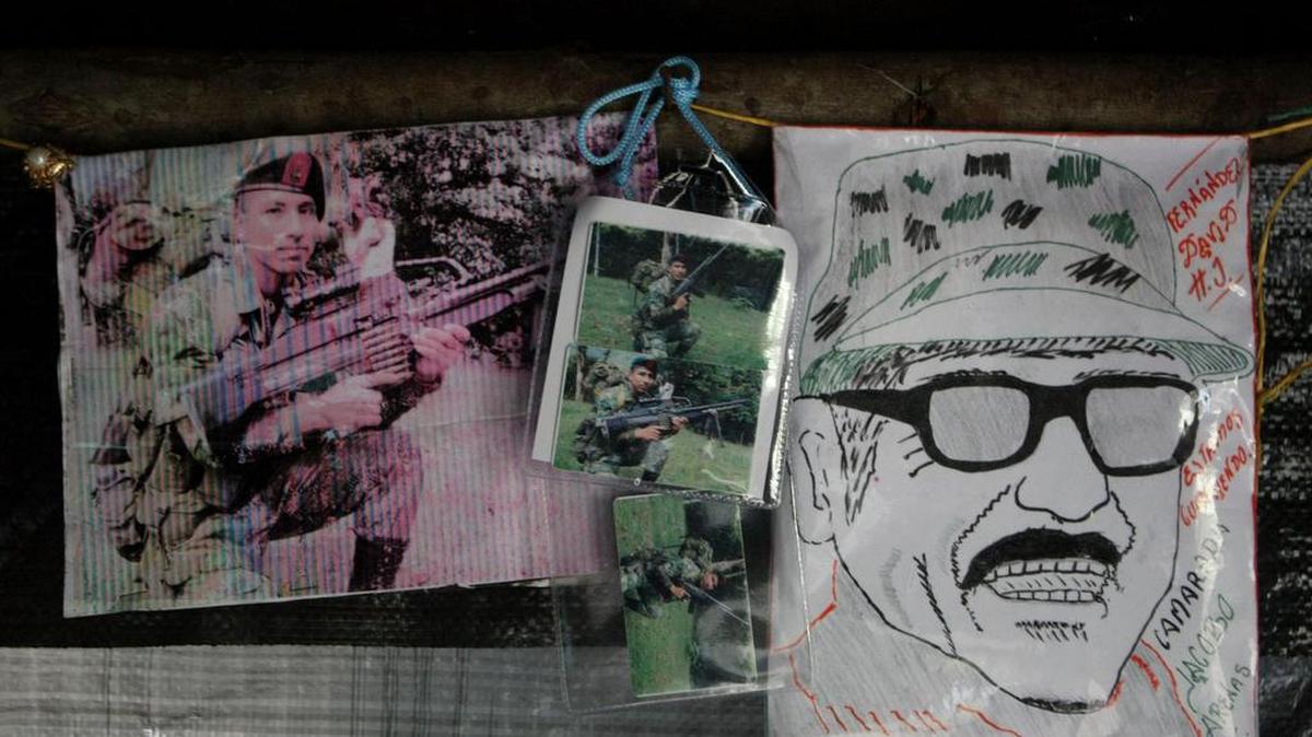 Detalle en el interior de un "cambuche" donde se aloja un guerrillero el domingo 25 de diciembre de 2016, luego de la fiesta de navidad de las FARC, en un campamento del Bloque Alfonso Cano en los Robles, en las montañas del Cauca (Colombia).