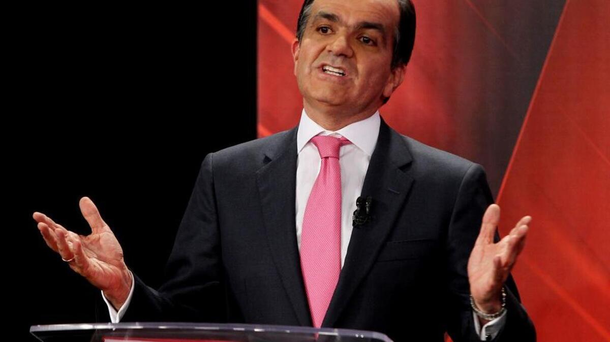 El candidato presidencial colombiano por el partido Centro Democrático, Óscar Iván Zuluaga, participa en un debate televisado frente al candidato presidente Juan Manuel Santos, el 9 de junio de 2014, en Bogotá, Colombia.