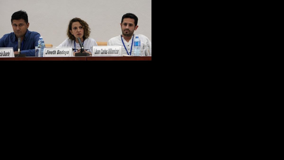 
Guillermo Murcia Duarte (i), la periodista Jineth Bedoya (c) y Juan Carlos Villamizar (d), integrantes del cuarto grupo de víctimas del conflicto armado de su país que se reúnen en La Habana (Cuba) el domingo 2 de noviembre del 2014 y responden a preguntas en una conferencia de prensa al término de su encuentro con los integrantes de las FARC-EP y el Gobierno colombiano. 
