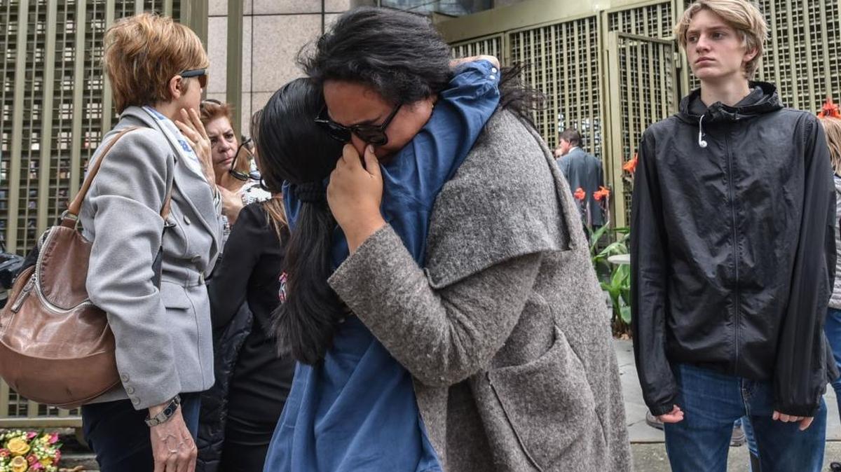 Amigos de la francesa Julie Huynh fallecida el sábado en la explosión en el Centro Comercial Andino, de Bogotá, lloran su muerte en la Embajada Francesa en Bogotá, el 19 de junio.
