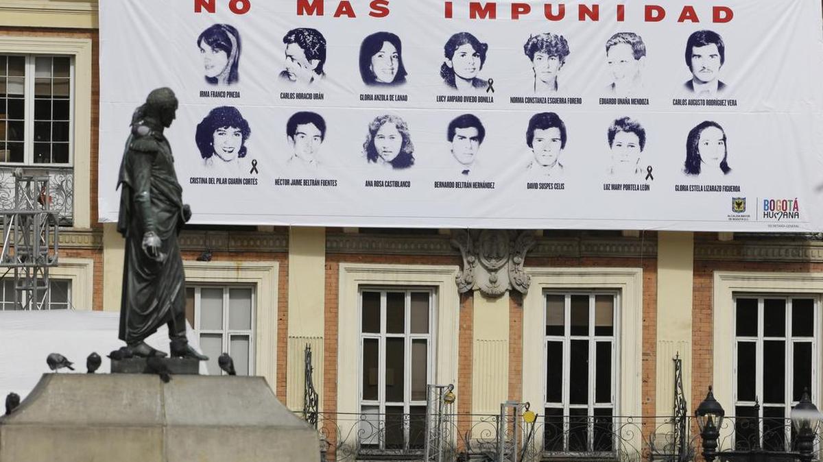 Imagen de archivo de 2015 que muestra un afiche con los rostros de los trabajadores que desaparecieron durante la toma del Palacio de Justicia en 1985, colocado en la alcaldía de Bogotá.