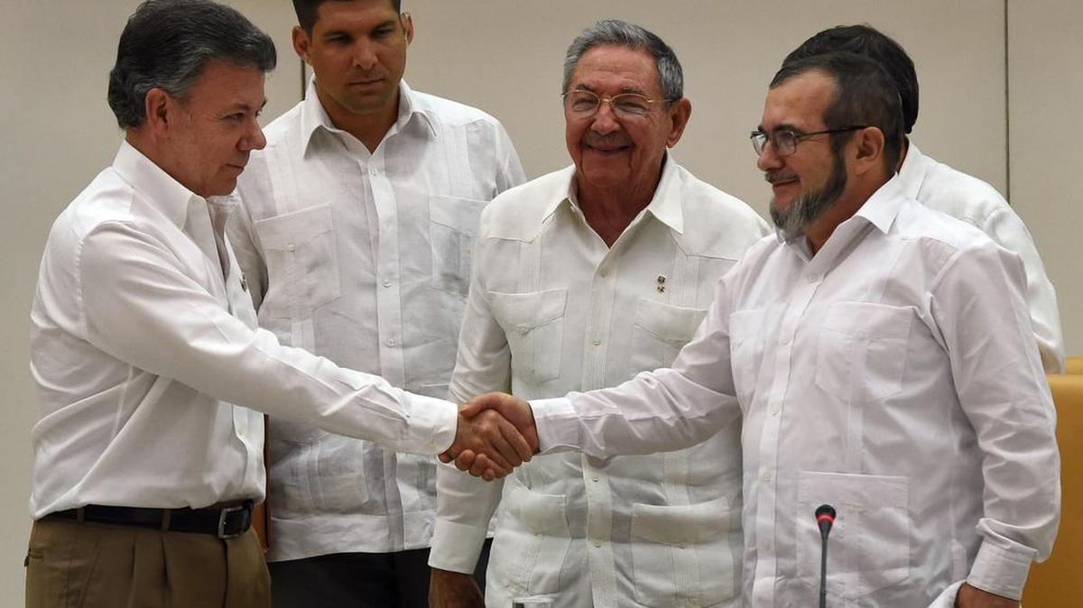
Santos (izq.) y Timochenko se dan la mano frente a la mirada de Raúl Castro, este miércoles en La Habana. El Gobierno de Colombia y las FARC anunciaron un importante acuerdo sobre justicia transicional que incluye la creación de un tribunal especial para la paz, anunciaron hoy en La Habana, sede permanente de los diálogos de paz.
