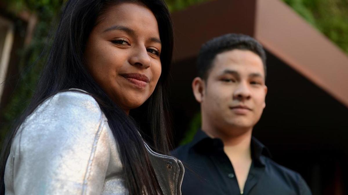 Catalina y Manuel (nombres ficticios de dos jóvenes de 19 años), protagonistas del documental "Alto el fuego", en el que cuentan en primera persona los momentos más duros que vivieron en la selva con las Fuerzas Armadas Revolucionarias de Colombia (FARC) y cómo lograron huir de la violencia y cambiar las armas por el estudio, ofrecen declaraciones sobre su proceso de reconstrucción personal, en Madrid dentro de la gira que realizan por Europa.