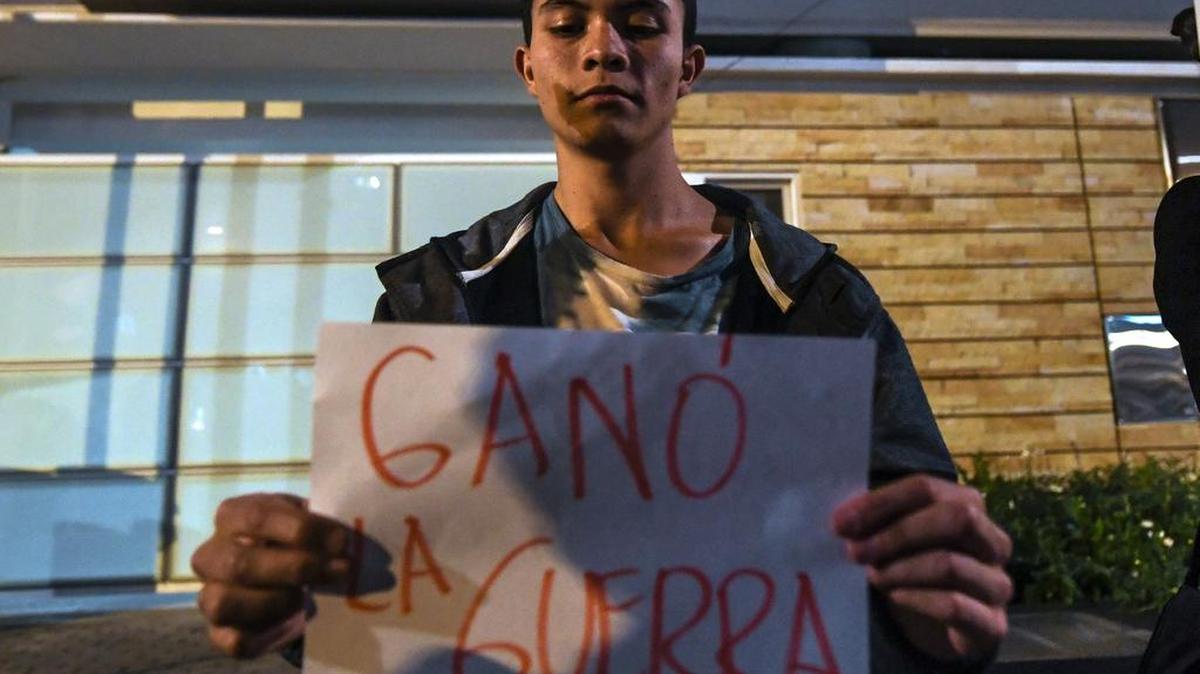Un hombre sostiene un cartel con la frase “Ganó la guerra” en Bogotá el 2 de octubre de 2016.