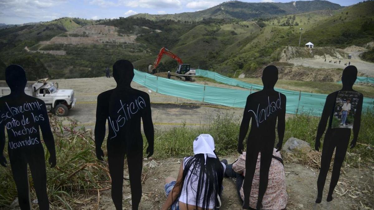 
Familiares de personas desaparecidas atienden el primer día de búsqueda de cuerpos en el vertedero ‘La Escombrera’, en Medellín, Colombia, el miércoles.
