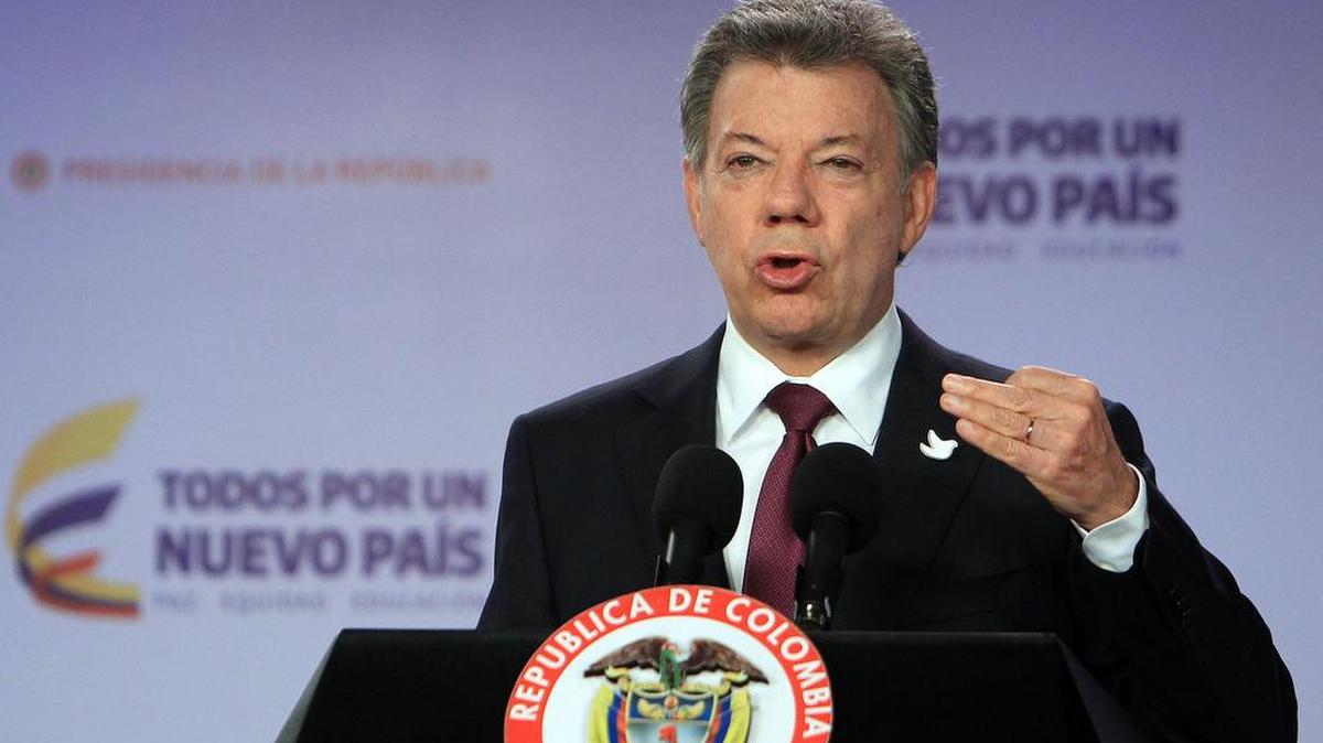 El presidente colombiano, Juan Manuel Santos, habla el lunes 3 de octubre de 2016, durante una conferencia de prensa en Palacio de Nariño en Bogotá (Colombia).