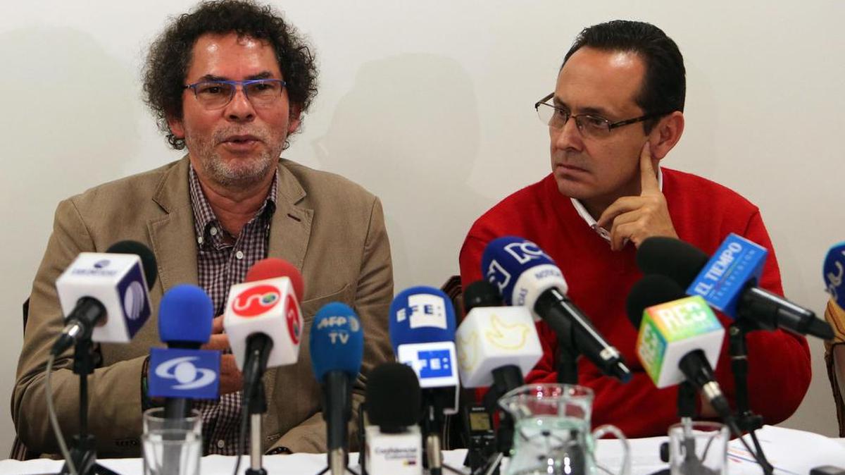 El líder de las FARC, Félix Antonio Muñoz (i), alias "Pastor Alape" y el director de la agencia "Descontamina Colombia", Sergio Bueno (d), hablan hoy, viernes 11 de Agosto de 2017, en Bogotá (Colombia).