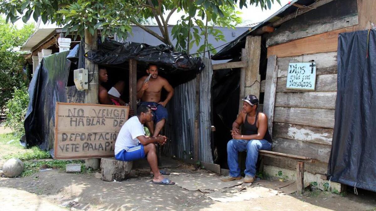 Fotografía del 31 de julio de 2016 de ciudadanos cubanos en tránsito en la población de Turbo (Colombia).
