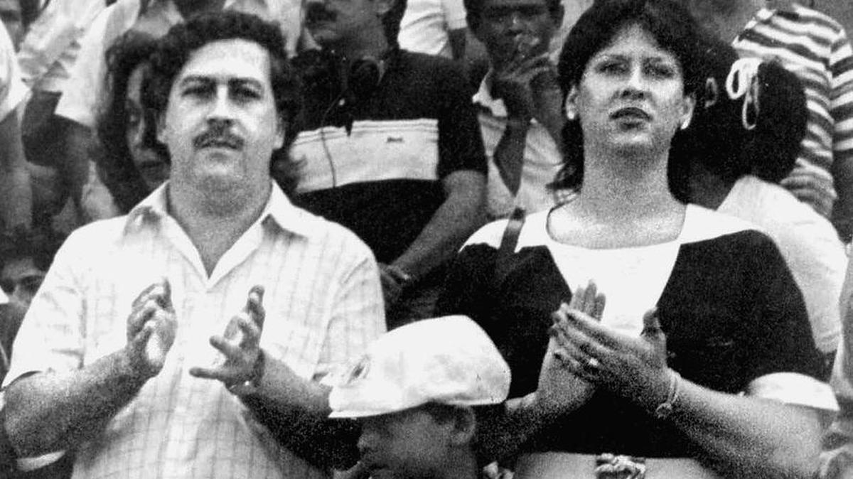 Pablo Escobar junto a su esposa Victoria Eugenia Henao y su hijo Juan Pablo Escobar en un partido de fútbol en Bogotá, Colombia, el 16 de noviembre de 1999.