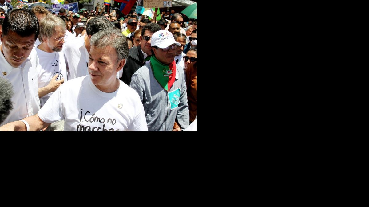 
El presidente de Colombia, Juan Manuel Santos (c), camina junto al promotor de la marcha y exalcalde de Bogotá Antanas Mockus (2i) y el alcalde de Bogotá, Gustavo Petro (d), durante la "Marcha por la Vida" hoy, domingo 8 de marzo de 2015, en Bogotá (Colombia). El evento se lleva a cabo también en otras urbes del país y el exterior. 
