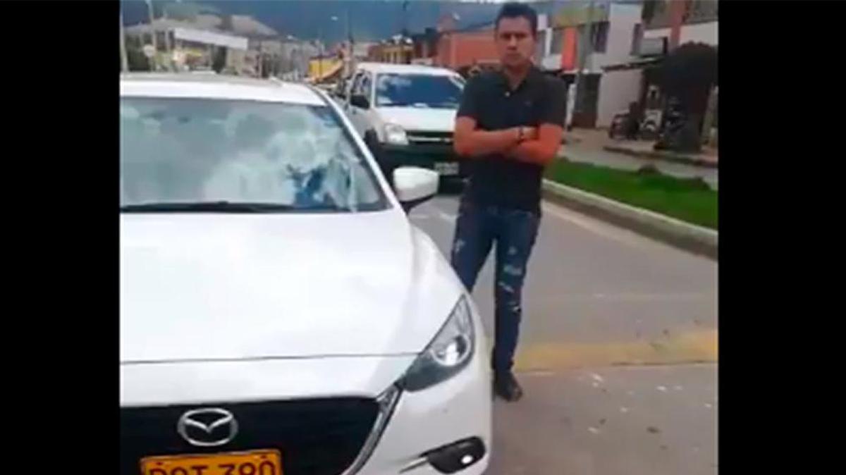Juan Camilo García Tobasia fue capturado el jueves 5 de octubre en Colombia luego de que atropelló y le pasó el carro por encima a Lina Molina. Al fondo a la derecha el vehículo que conducía el hombre.