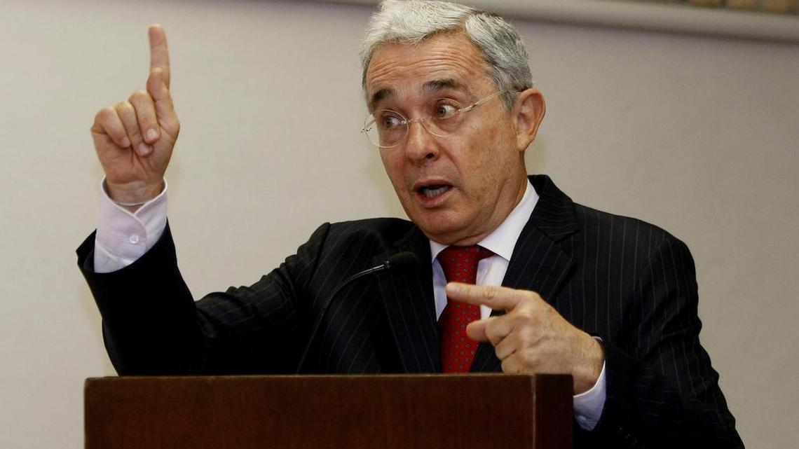 El expresidente y senador de Colombia, Álvaro Uribe Vélez, participa en el foro "Reflexiones sobre los Acuerdos de La Habana y el Plebiscito" en la Corporación Universitaria Lasallista, el lunes 29 de agosto de 2016, en el municipio de Caldas, al sur de Medellín (Colombia).