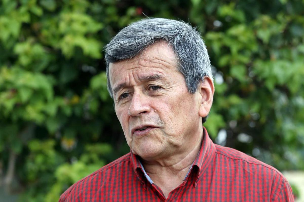 El jefe negociador del Ejército de Liberación Nacional (ELN), el colombiano Pablo Beltrán, habla durante una entrevista con Efe el pasado miércoles, 29 de agosto de 2018, en La Habana (Cuba).