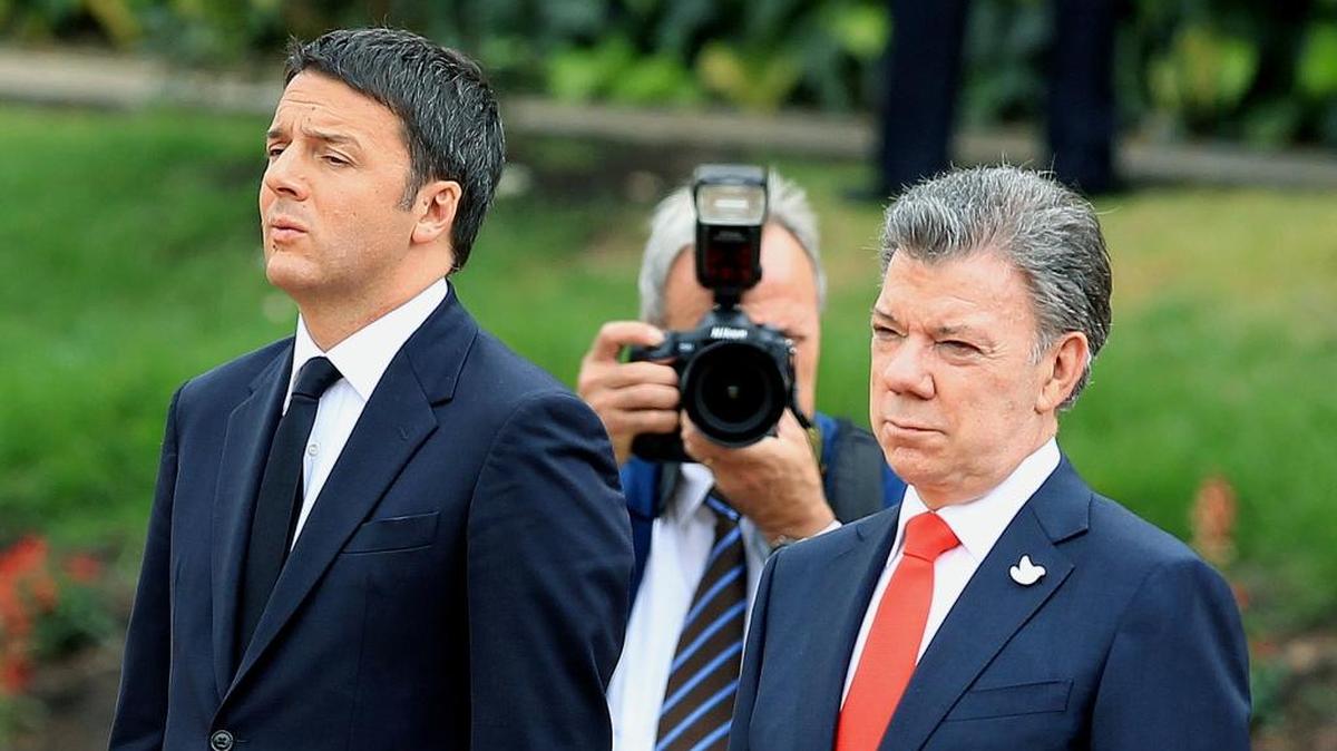 El presidente de Colombia Juan Manuel Santos (d) recibe con honores al primer ministro de Italia, Matteo Renzi (i) hoy, martes 27 de octubre de 2015, durante una visita a Bogotá (Colombia) como parte de su gira por latinoamérica.