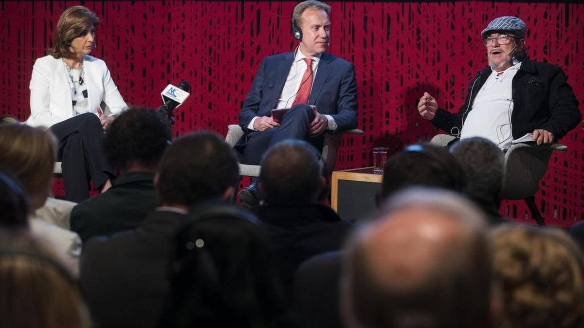 La canciller colombiana, María Ángela Holguín (i), el jefe de las FARC, Timoleón Jiménez, (d), y el ministro de Asuntos Exteriores noruego, Boerge Brende, participan en una conferencia sobre cómo se logró alcanzar la paz tras 52 años de conflicto armado en Colombia, celebrada en el marco del Foro de la Libertad de Oslo, Noruega, el jueves 15 de junio de 2017.