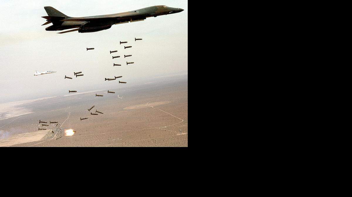 
Un avión lanza bombas de racimo (‘cluster bombs’) sobre territorio enemigo. (Foto de archivo)
