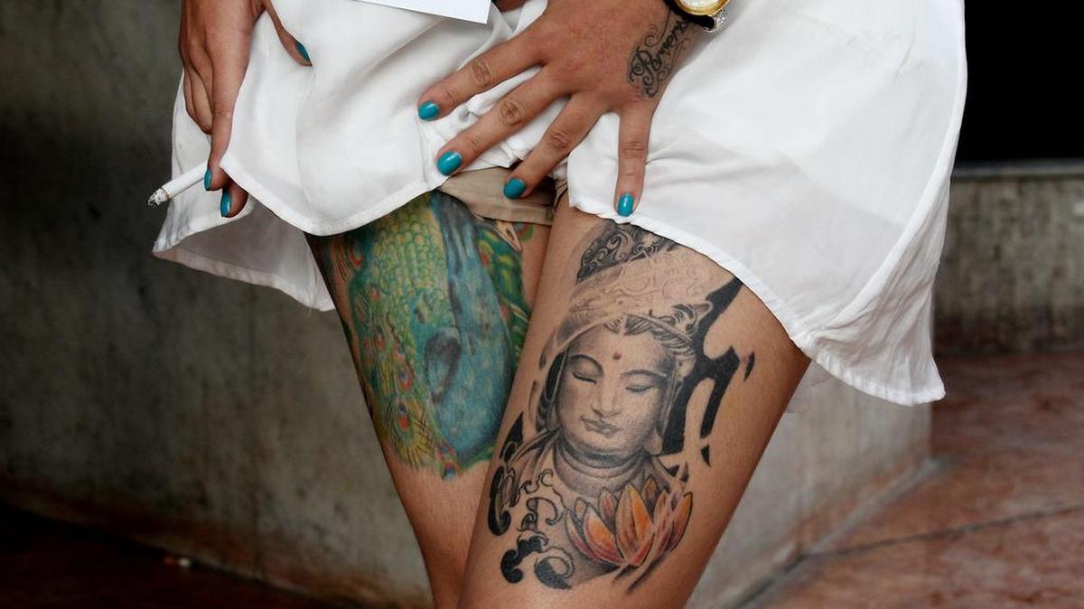 Una mujer asiste a la IX Convención Internacional de Tatuadores este 20 de noviembre de 2015, en Bogotá (Colombia)."Estigma" es la palabra que más se repite en la novena Convención de Tatuadores de Bogotá que vive este fin de semana su fecha grande, un concepto que aspiran a romper los organizadores de un evento que busca acabar con el tabú social que genera el arte corporal.