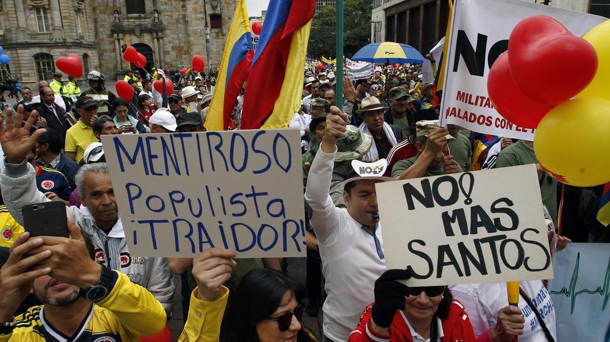 Manifestantes participan en una marcha contra el gobierno de Colombia hoy, sábado 2 de abril de 2016, en la Plaza de Bolívar en Bogotá (Colombia). Miles de opositores colombianos salieron hoy a las calles de más de veinte ciudades del país para manifestarse en contra del Gobierno del presidente Juan Manuel Santos.