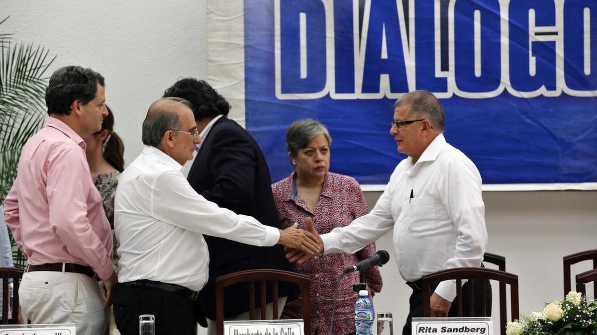 El jefe del equipo negociador del Gobierno de Colombia, Humberto de la Calle (i) saluda al comandante de la guerrilla colombiana FARC, Rodrigo Granda (d) durante la lectura de un comunicado conjunto en el que se anuncia un mecanismo para dar seguridad y estabilidad jurídica al futuro acuerdo de paz y garantizar su cumplimiento conforme al derecho nacional e internacional hoy, jueves 12 de mayo de 2016, en La Habana (Cuba).