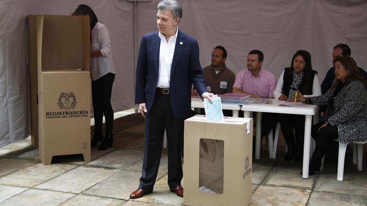 El presidente de Colombia, Juan Manuel Santos, vota durante las elecciones locales y regionales en Bogotá, el domingo.