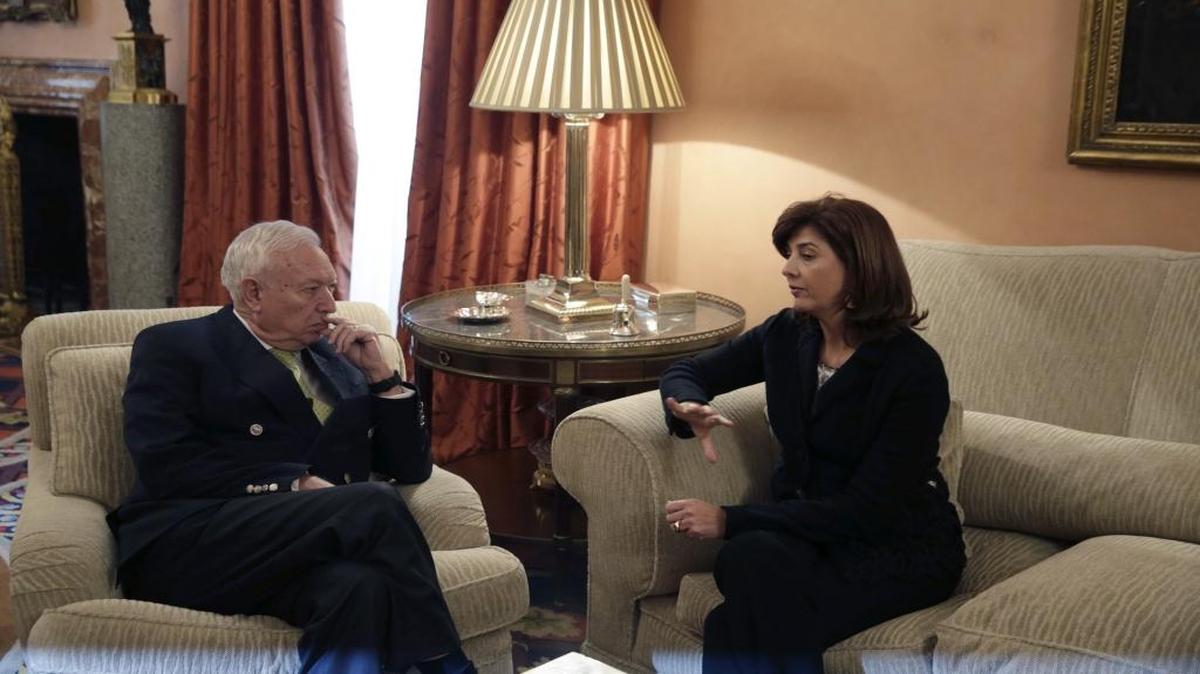 El ministro de Exteriores de España, José Manuel García Margallo, y su homóloga de Colombia, María Ángela Holguín, durante el encuentro que mantuvieron el martes en el Palacio de Viana en Madrid.