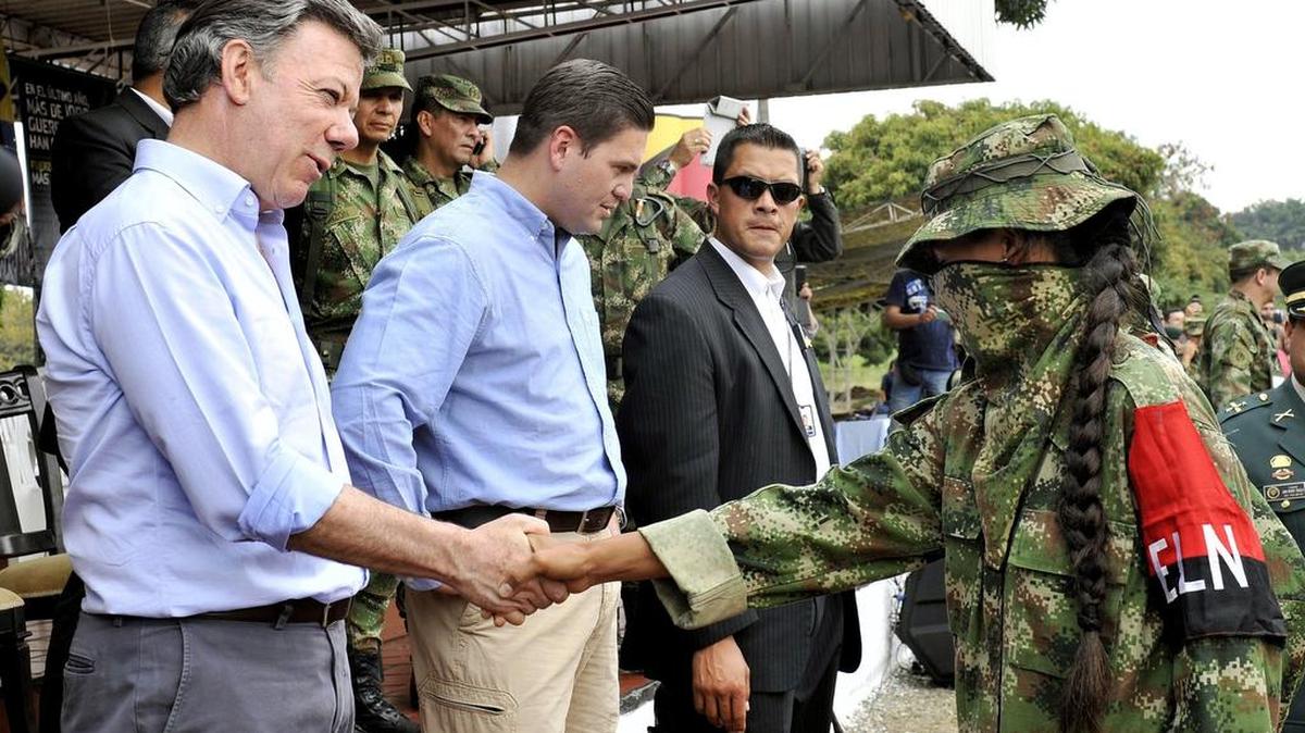 
El presidente Juan Manuel Santos le da la mano a un guerrillero desmovilizado del ELN, en Cali, Colombia, el 16 de julio del 2013.
