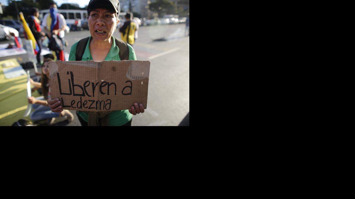 
Una mujer protesta contra el arresto del alcalde metropolitano Antonio Ledezma, el viernes en Caracas. Ledezma fue arrestado de forma violenta el jueves por agentes de inteligencia y acusado de conspirar contra el gobierno venezolano. 
