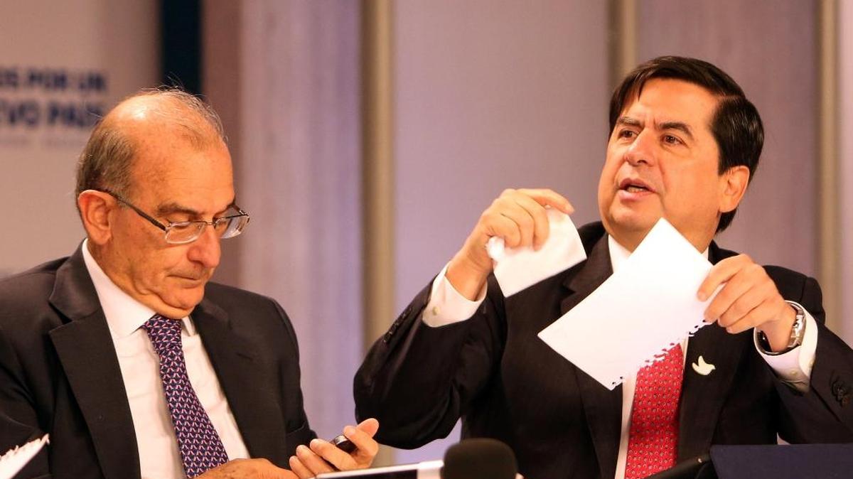 El ministro del Interior, Juan Fernando Cristo (der.), habla junto al jefe negociador del Gobierno de Colombia, Humberto de la Calle, durante un encuentro con los medios de comunicación el martes en Bogotá.