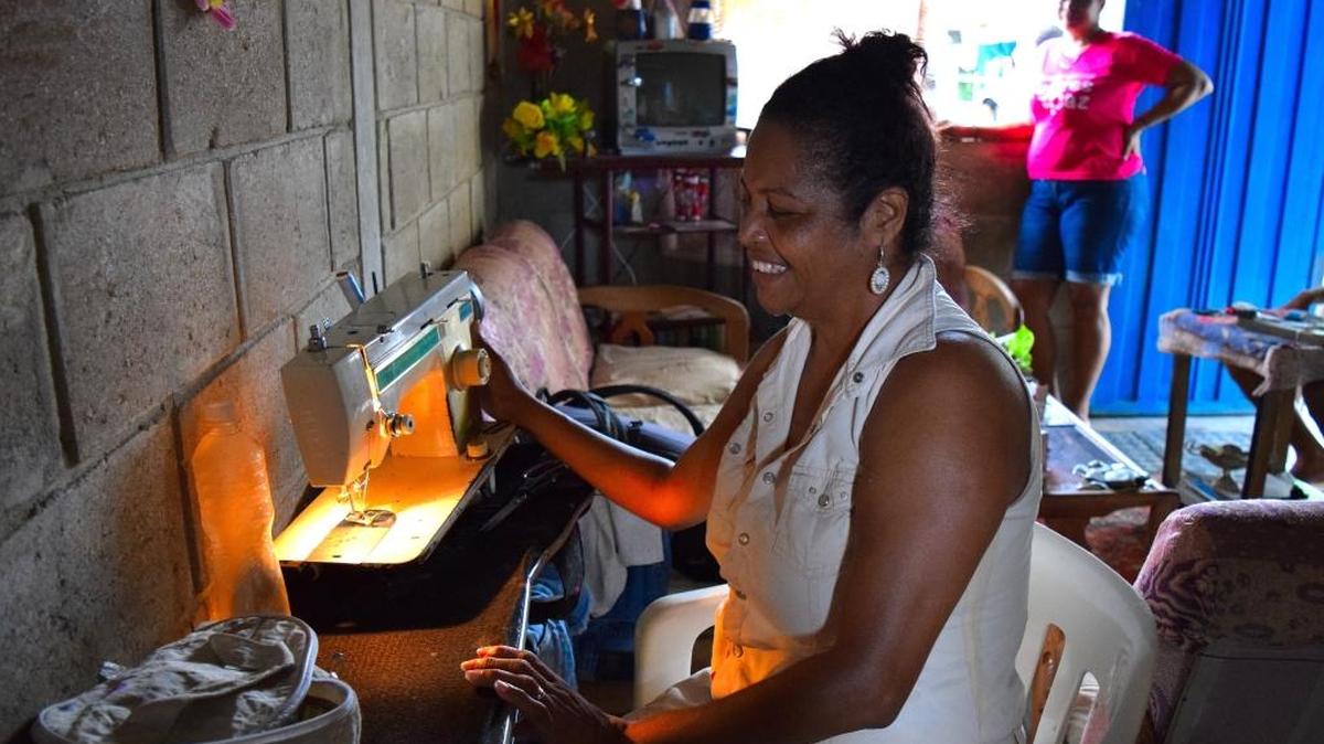 Luz Nely Orozco trabajó en la fábrica de ladrillos que se emplearon para la construcción del barrio.