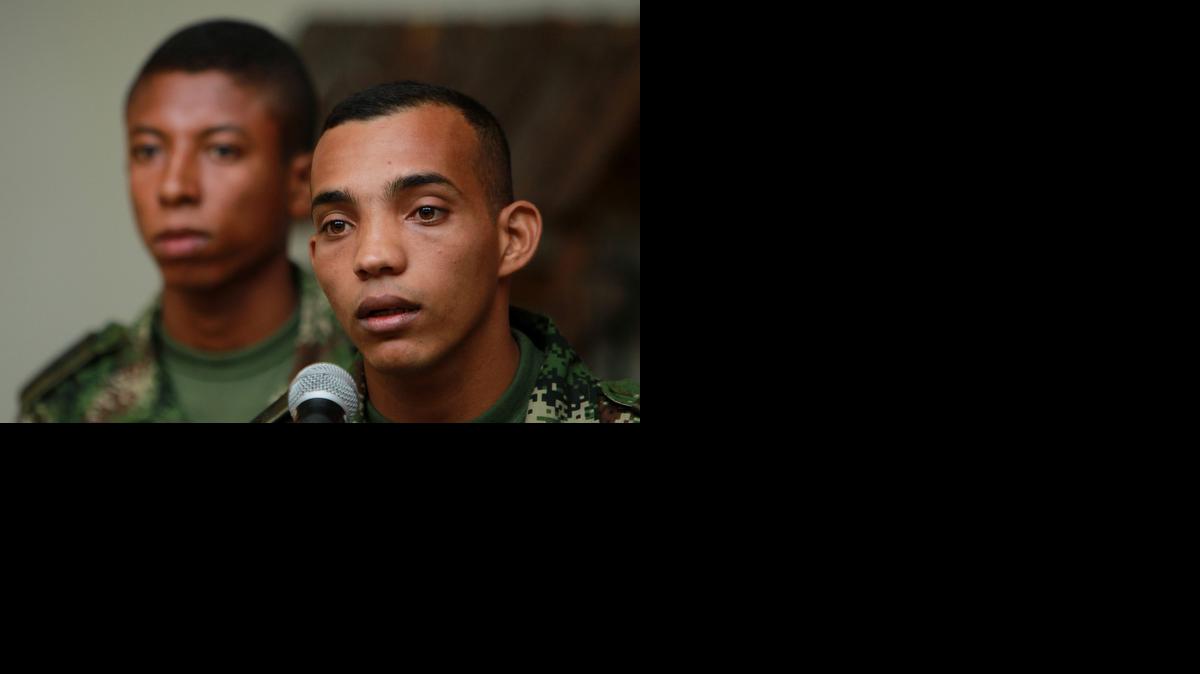 
Los soldados colombianos Jhonatan Andrés Díaz Franco (izq.) y Paulo César Rivera, liberados por las FARC, hablan ante los medios de comunicación el miércoles en Bogotá. 

