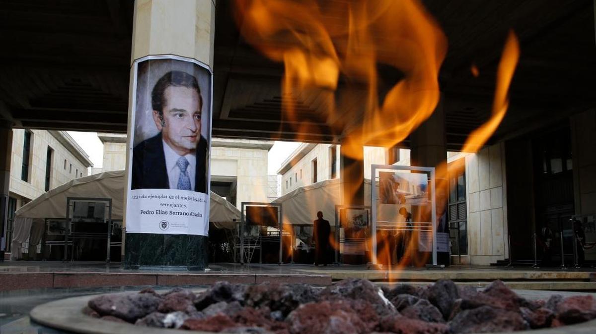 Fotografía de un memorial el viernes en el reconstruido Palacio de Justicia en Bogotá, Colombia, con motivo del treinta aniversario de la toma del edificio en 1985.