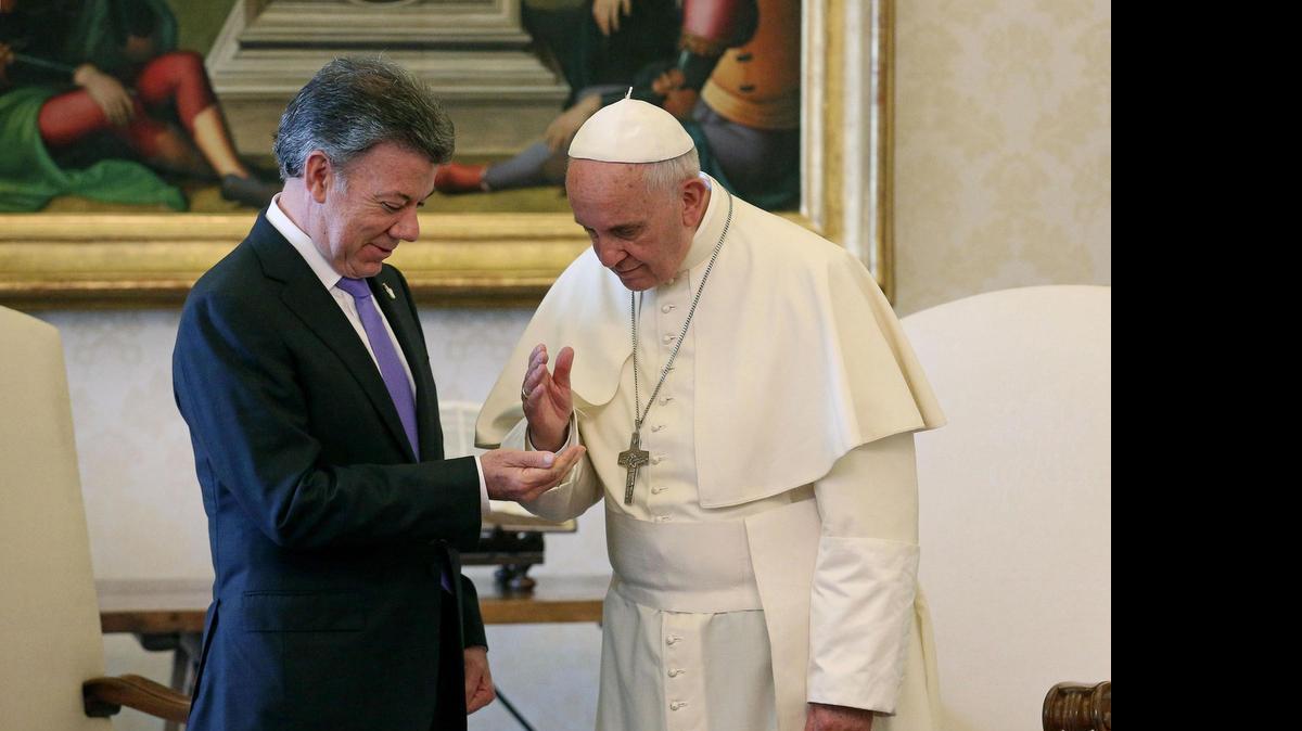 
El papa Francisco recibió a puerta cerrada por veinte minutos al presidente colombiano en su biblioteca privada, en el segundo piso del palacio apostólico.
