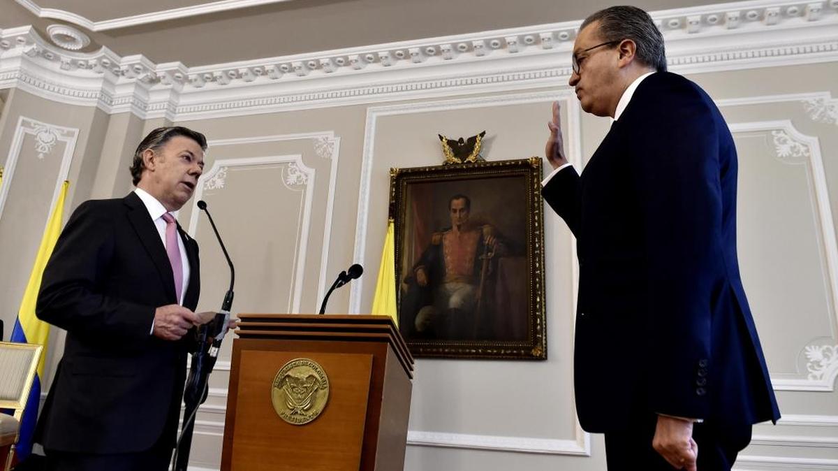 El presidente de Colombia, Juan Manuel Santos (izq.), juramenta Fernando Carrillo Florez en el cargo de Procurador General de la Nación este lunes.
