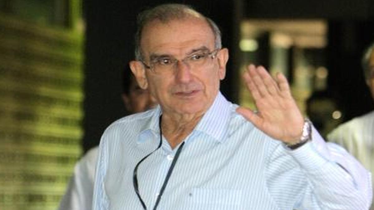 
El jefe de la delegación del gobierno colombiano en los diálogos de paz con las FARC, Humberto de la Calle, llega hoy, el miércoles al Palacio de las Convenciones de La Habana.
