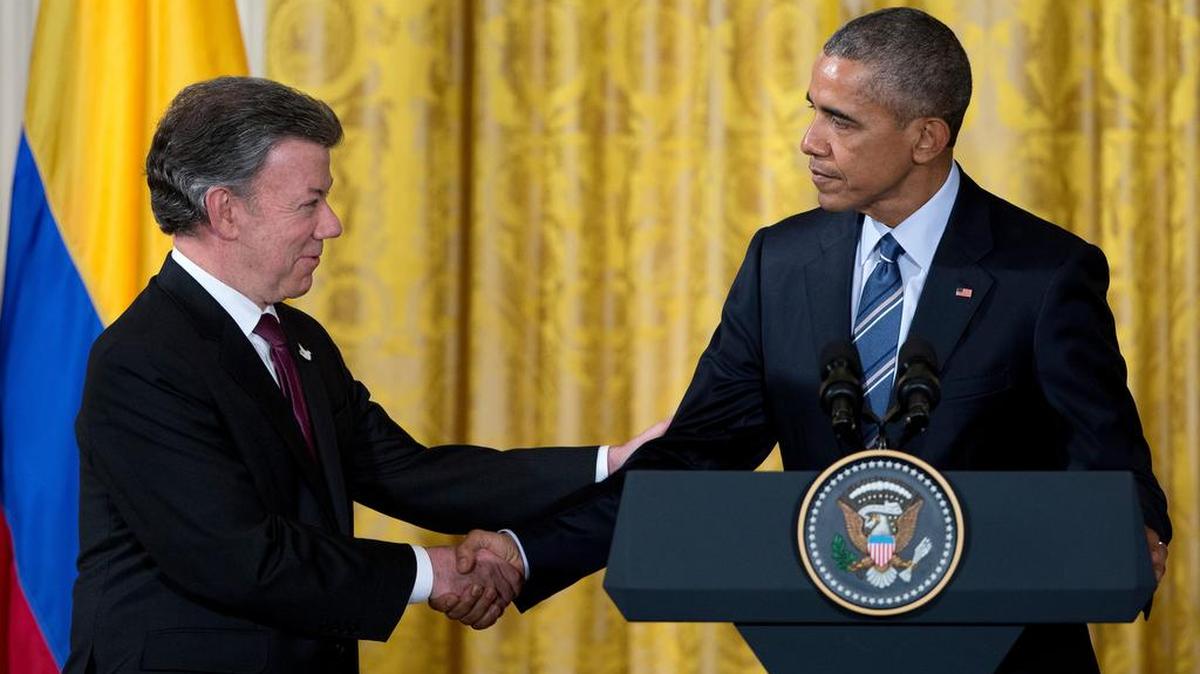 El presidente colombiano Juan Manuel Santos, izquierda, estrecha la mano de su homólogo estadounidense Barack Obama el jueves en Washington.